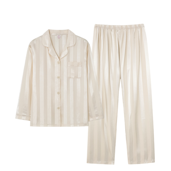 Beige satijnen pyjama set met verticale strepen, bestaande uit een button-down shirt en lange broek.