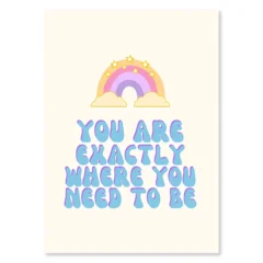 Positieve regenboogquote: You are exactly where you need to be in kleurrijke letters met sterren en wolken.