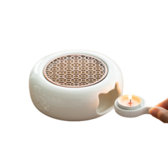 Keramische geurbrander met honingraatpatroon en waxinelichtje, ideaal voor aromatherapie en sfeervolle verlichting.