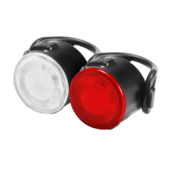Twee fietslichten, wit en rood, met zwarte behuizing voor veilige nachtelijke ritten en betere zichtbaarheid.