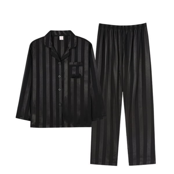 Zwarte gestreepte satijnen pyjama set, bestaande uit een hemd met knopen en lange broek, elegant en comfortabel.