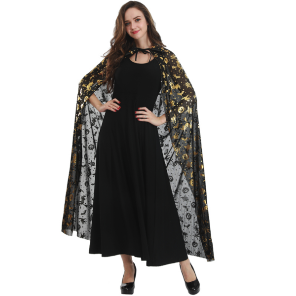 Vrouw in elegante zwarte jurk met cape bedrukt met gouden sterren en maan, geschikt voor Halloween of kostuumfeest.