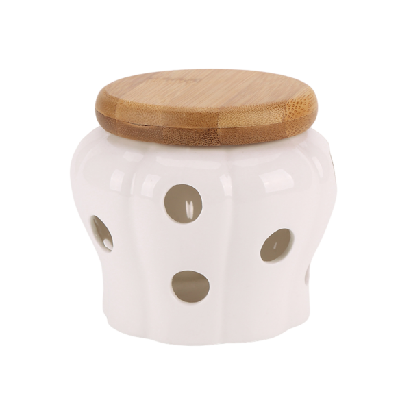 Witte keramische pot met bamboedeksel en ronde openingen, geschikt voor keuken of decoratie.