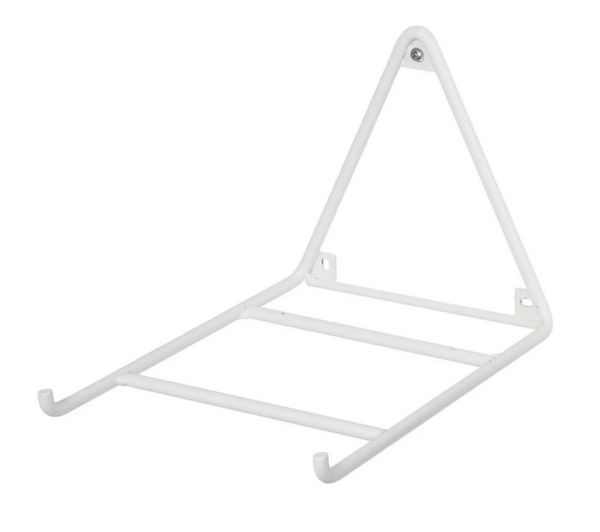 Wit metalen driehoekig muurrek, ideaal voor het opbergen van skateboard of step. Dubbele haken voor stevige ophanging.