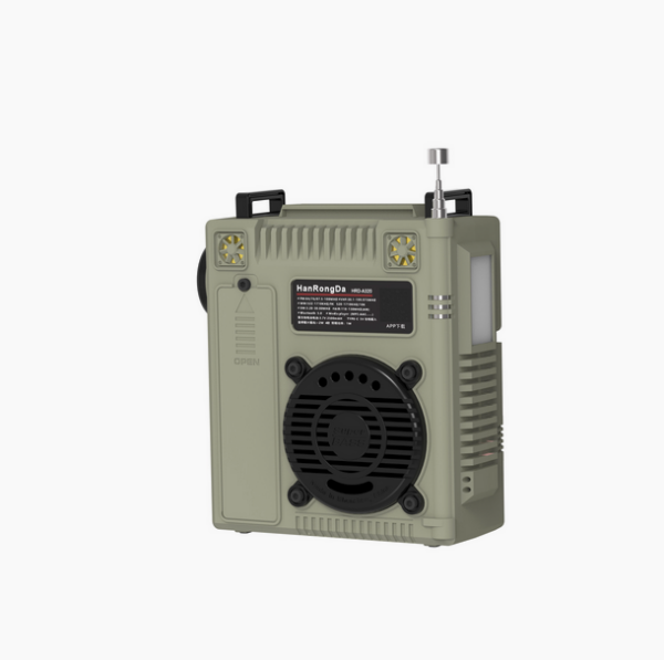 Draagbare groene radio met antenne en luidspreker op een witte achtergrond. Geschikt voor outdoor gebruik en kamperen.