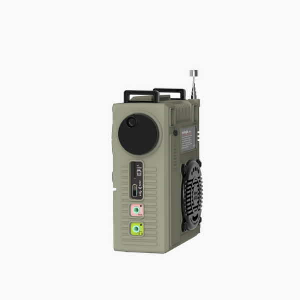 Groene draagbare radio met antenne en meerdere connectors voor audio-ingang, op zijaanzicht. Geschikt voor outdoor gebruik.