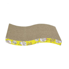 Golfvormig krabkarton voor katten met speelse, gele rand en kattendesigns. Perfect voor spelen en nagels scherpen.