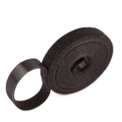 Zwarte klittenbandrol voor veelzijdig gebruik, ideaal voor kabelbeheer en organisatie van huis of kantoor.