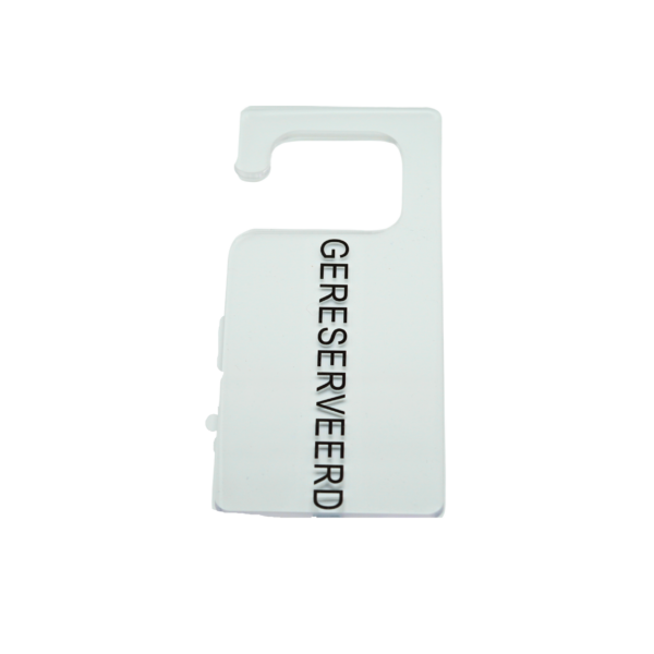 Hotelkamer deurhanger met tekst 'GERESERVEERD', ideaal voor gebruik in horeca en accommodatie, in strakke witte stijl.