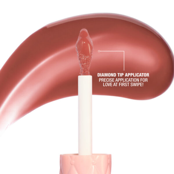 Lipgloss met diamantvormige applicator voor nauwkeurige aanbreng, glanzende finish. Perfect voor een vleugje glamour.