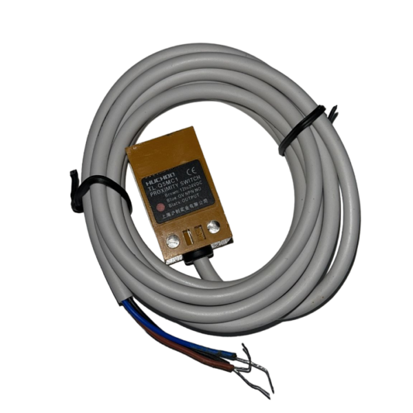 Proximitysensor met lange kabel en geïsoleerde draden, geschikt voor industriële toepassingen of automatisering.