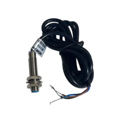 Proximity-sensor met blauwe draden, metalen behuizing en label, geschikt voor elektronische toepassingen en automatisering.