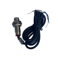 Proximity sensor met kabels voor industriële automatisering, zwart en metalen behuizing.