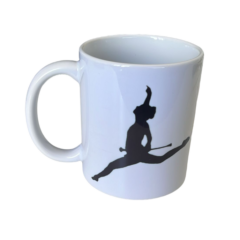 Witte mok met silhouet van een turnster in sprong met lint, perfect voor gymnastiekfans of sportliefhebbers.