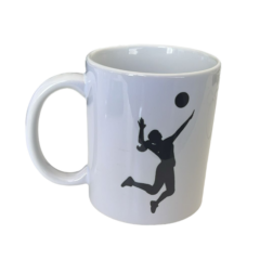 Witte mok met silhouet van volleyballer in actie, perfect voor sportliefhebbers.