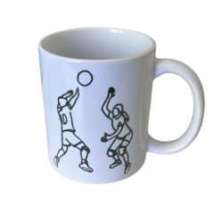 Witte mok met lijntekening van volleyballers in actie, perfecte keuze voor sportliefhebbers.