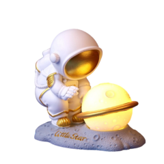 Mini-astronautbeeld met gloeiende planeetlamp op een maanafbeelding. Decoratief en sfeervol nachtlampje.