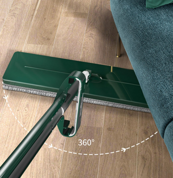Groene 360-graden dweil beweegt gemakkelijk onder een blauwe bank op een houten vloer.