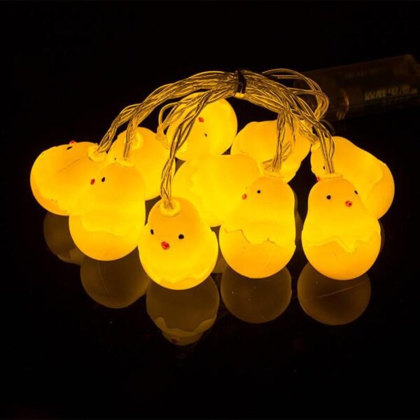 Geel verlichte paaslampjes in de vorm van kuikentjes, ideaal als sfeervolle decoratie voor feestelijke gelegenheden.