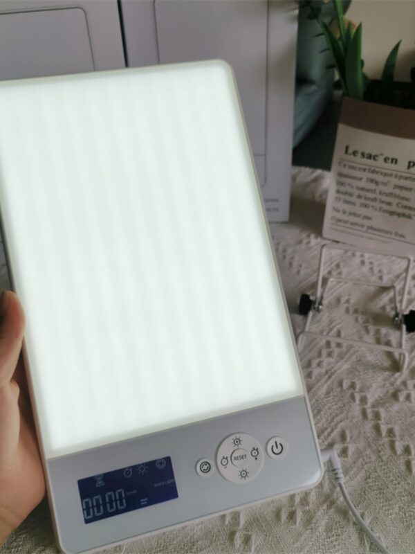 Heldere lamp voor lichttherapie met digitale timer en aanraakbediening, ideaal voor thuisgebruik bij seizoensgebonden depressie.