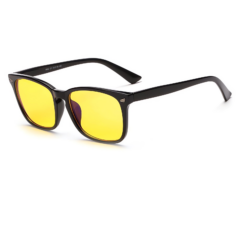 Zwarte zonnebril met gele glazen en moderne look, ideaal voor bescherming tegen de zon en stijlvolle uitstraling.