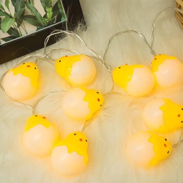 Sfeervolle slinger van gele kuikentjes LED-lichtjes op een zachte, witte ondergrond voor gezellige decoratie.
