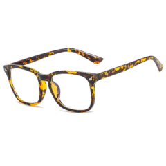 Tortoise-bril met rechthoekig montuur, stijlvolle accessoire voor dagelijks gebruik en formele gelegenheden.