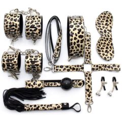 Leopardprint BDSM-set met handboeien, blinddoek en zweep voor avontuurlijke koppels.