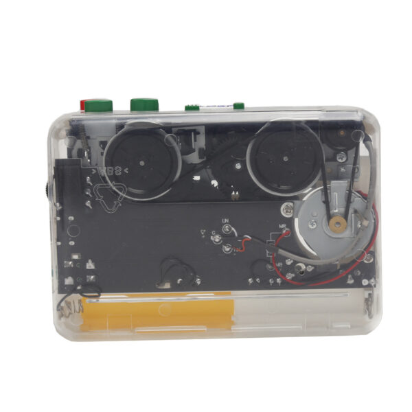 Doorzichtig cassettebandje mechanisme, opengewerkte behuizing met wieltjes en bedrading zichtbaar. Vintage technologie.