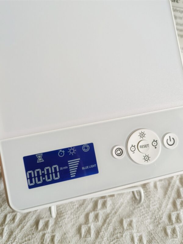 Witte LED-lamp met timer en blauwe lichtinstellingen, ideaal voor sfeerverlichting of therapiegebruik.