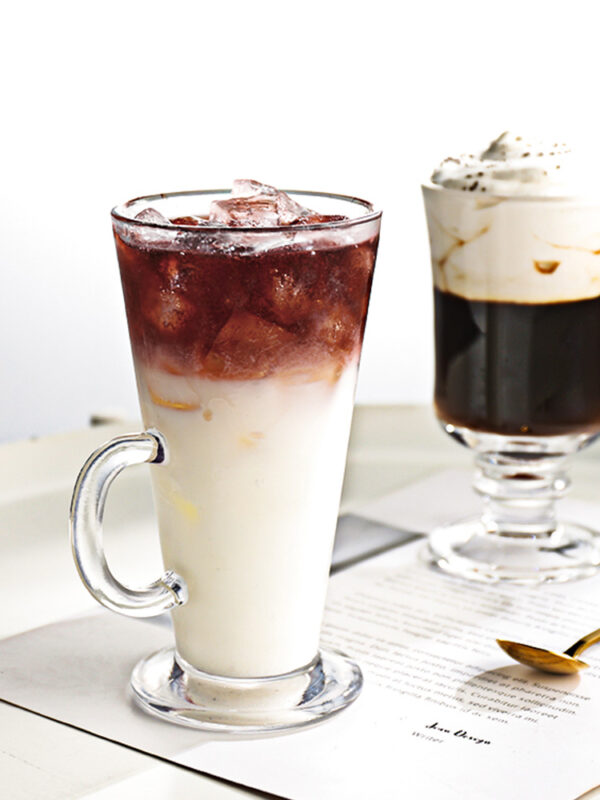 Iced koffie met room en een schuimende cappuccino op een tafel, verfrissende dranken voor een zomerse dag.