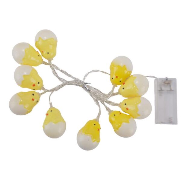 Snoer van gele kuikentjes lichtjes op een witte achtergrond, perfect voor sfeervolle paasinrichting.