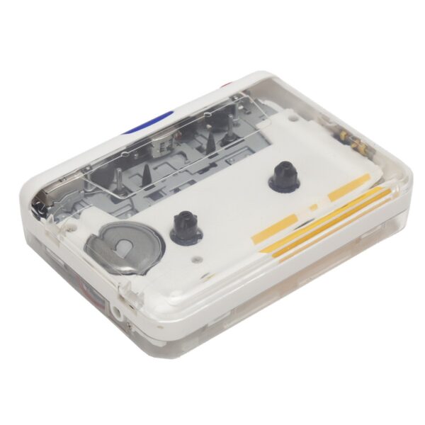 Transparante cassettebandje met zichtbaar binnenwerk en witte accenten, liggend op een witte achtergrond.