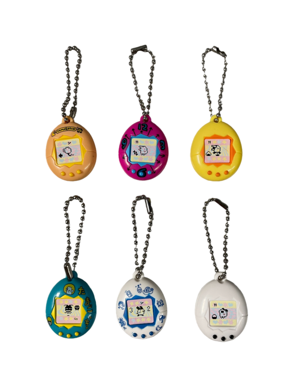 Vintage Tamagotchi sleutelhangers in diverse kleuren en stijlen, een nostalgische digitale huisdierervaring uit de jaren 90.