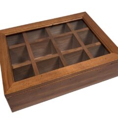 Houten theedoos met glazen deksel en negen vakken voor theeopslag, ideaal voor keukenorganisatie.