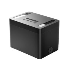 Zwarte elektronische papiervernietiger met bovenaan bedieningsknoppen, ontworpen voor kantoor- of thuisgebruik.