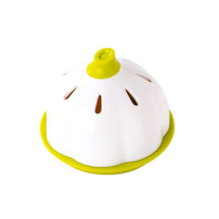 Plastic ui-opslagcontainer met groene bodem en luchtopeningen voor verse bewaring van uien in de keuken.