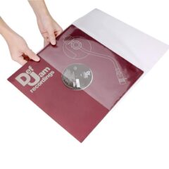 Hand met Def Jam Recordings vinyl plaat in beschermhoes, klaar voor opslag of afspelen op een platenspeler.