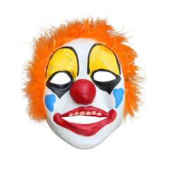 Clownmasker met feloranje haar, rode neus en blauwe hartvorm op de wang, ideaal voor kostuums en feesten.