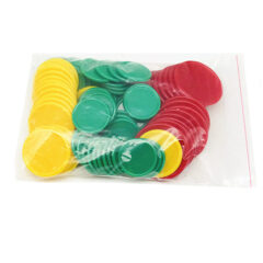 Plastic schijfjes in rood, groen en geel in een zakje, geschikt voor spellen of educatieve activiteiten.