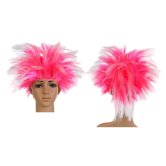 Roze en witte pruik op mannequinhoofd, voor en achteraanzicht, kleurrijke punk stijl voor kostuums en feesten.