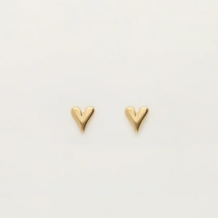 Gouden hartvormige oorbellen op een witte achtergrond, minimalistisch design, ideaal voor dagelijks gebruik.
