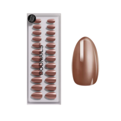 Set bruin glanzende kunstnagels met verpakking van DodoNails, perfecte manicure voor een elegante look.