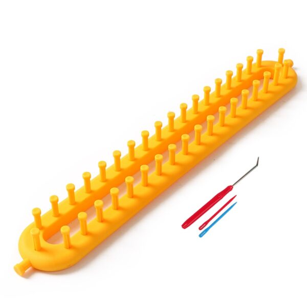 Geel breiraam met pennen en haken voor handwerk en DIY projecten. Ideaal voor beginners en gevorderden.