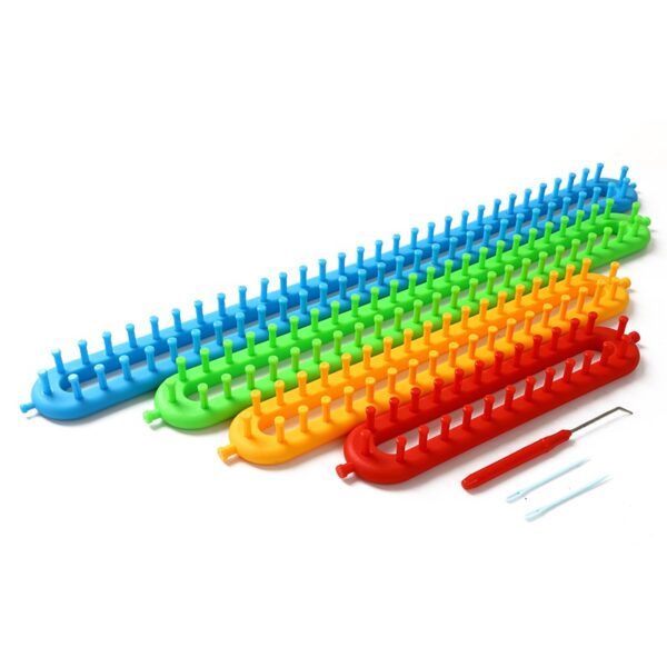 Vier kleurrijke breilooms met haaknaalden voor breiprojecten. Perfect voor creatieve beginners en gevorderde breiers.