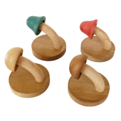 Vier houten paddenstoelen met kleurrijke hoedjes op een witte achtergrond, ideaal als decoratie of speelgoed.