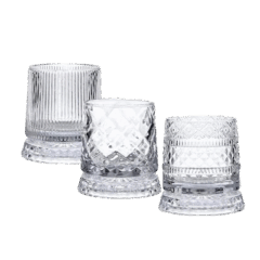 Drie stijlvolle, kristallen whiskyglazen met verschillende patronen, perfect voor elke drankcollectie.