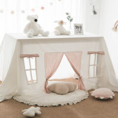 Kinderhoek met tafeltent, zachte knuffels en schattig decor. Ideaal voor speeltijd of gezellige leeshoek in de kinderkamer.