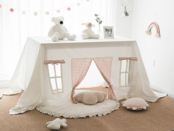Kinderhoek met tafeltent, zachte knuffels en schattig decor. Ideaal voor speeltijd of gezellige leeshoek in de kinderkamer.