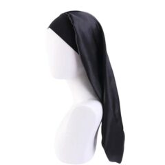 Zijaanzicht van een zwart satijnen durag op een witte mannequinbuste, ideaal voor haarbescherming en modieuze uitstraling.